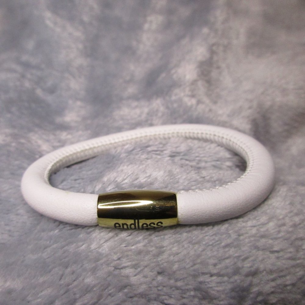 Endless Single White Leather Gold Clasp Bracelet By JLO 7.5 inch NEW A31